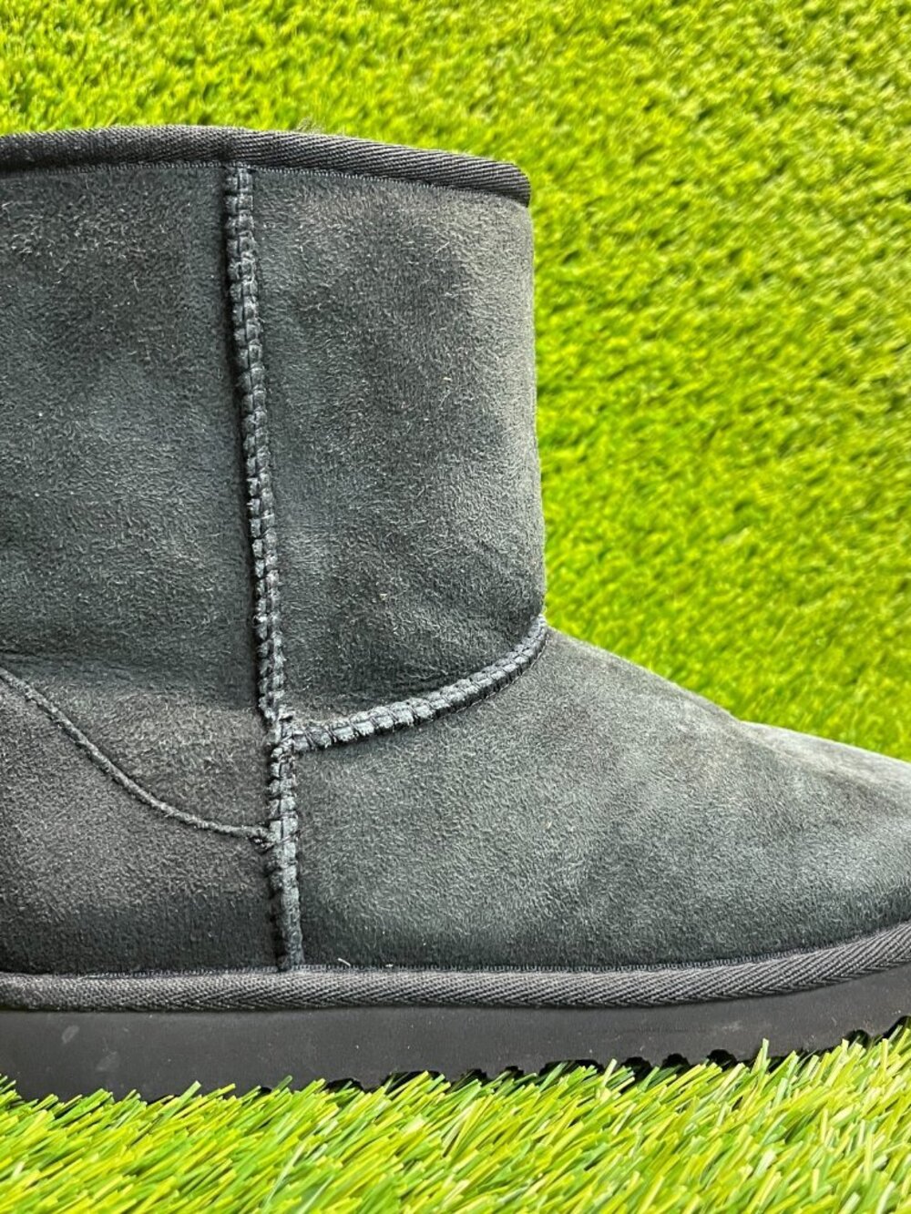 UGG Classic II Boys Size 5Y Black Classic Outdoor Sheepskin‎ Pull On Ankle Boots